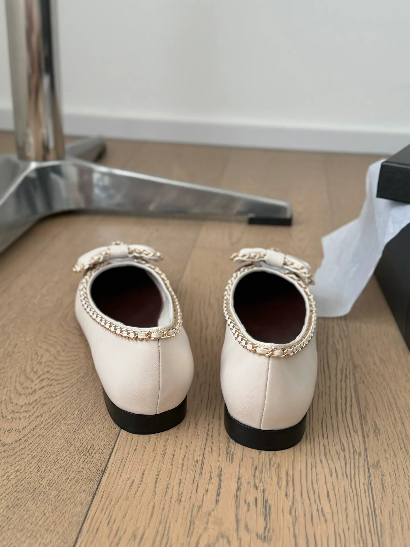 👟👟Ex-factory price 580👟👟 Purchasing agent Chanel Xiaoxiang 24A new chain double C thick heel shoes! 1:1 replica of the original. A classic among classics. It is perfect whether paired with trousers or skirts. The small round head design is very good at modifying the shape of the feet. A must-have for little fairies! The upper is made of imported lambskin, the lining is top-grade mixed sheepskin, and the outsole is imported Italian cowhide. Heel height: 2.5cm. Size: 35-39 (40/41/42/43 customized)